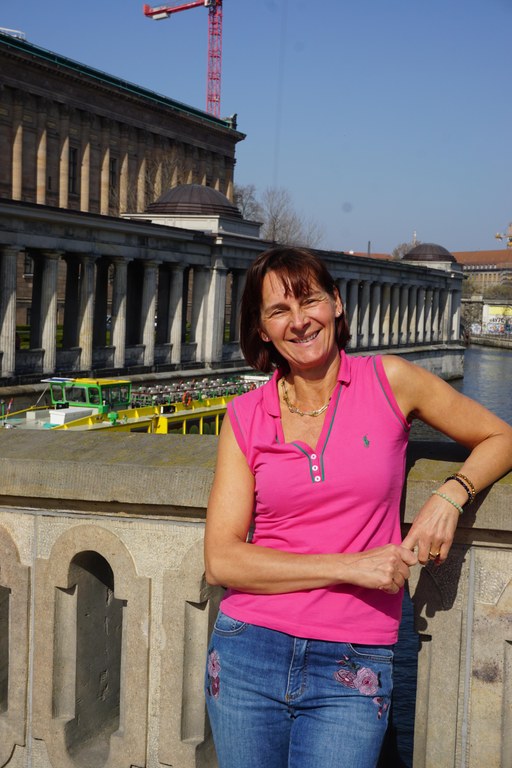 2 Dr. Anja Schwerk
