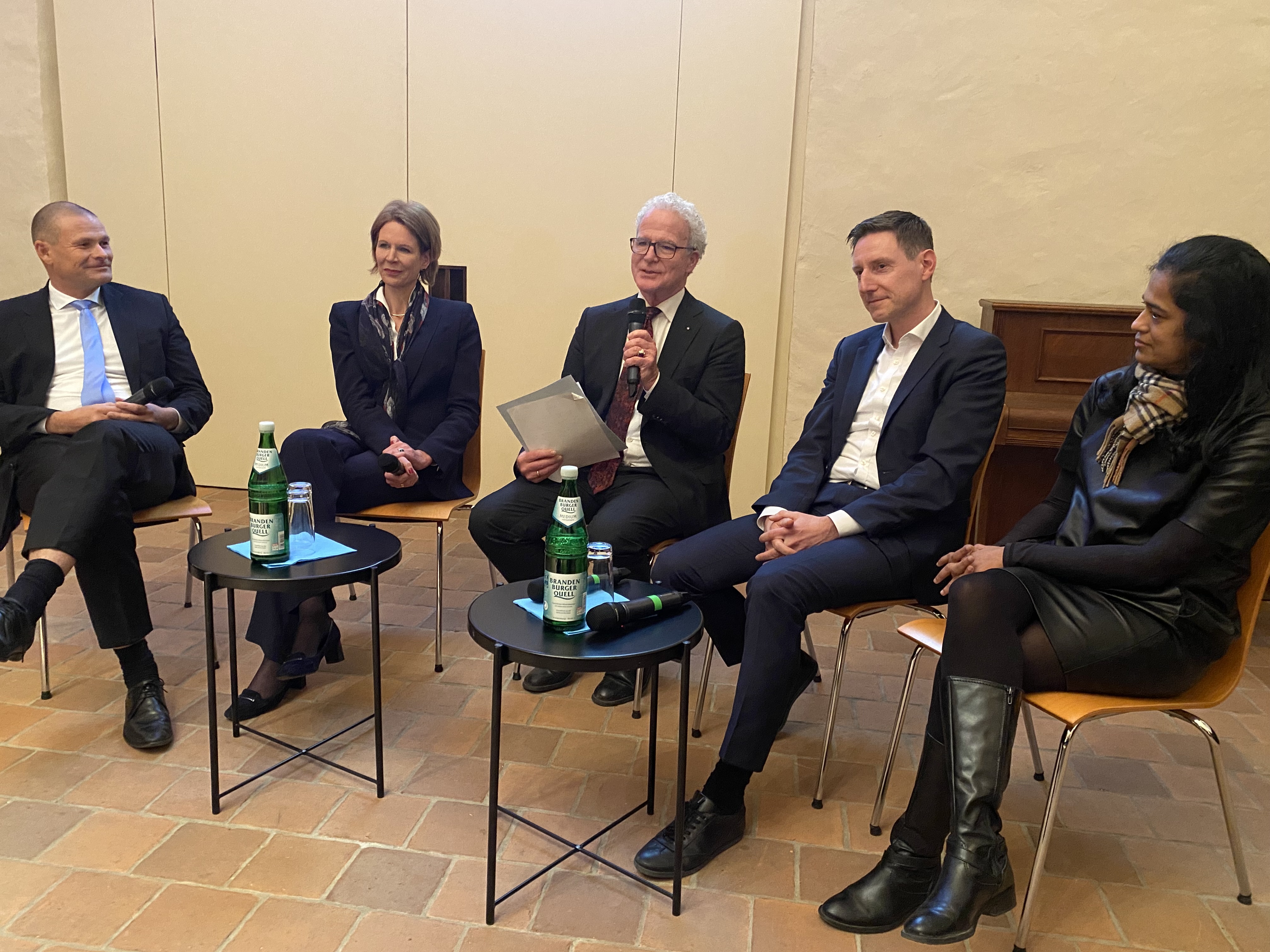 Podiumsdiskussion: Dr. Frank Tiefenbeck, Heike Adam, Prof. Michael Burda, Marco Nix, Dr. Sushmitha Swaminathan